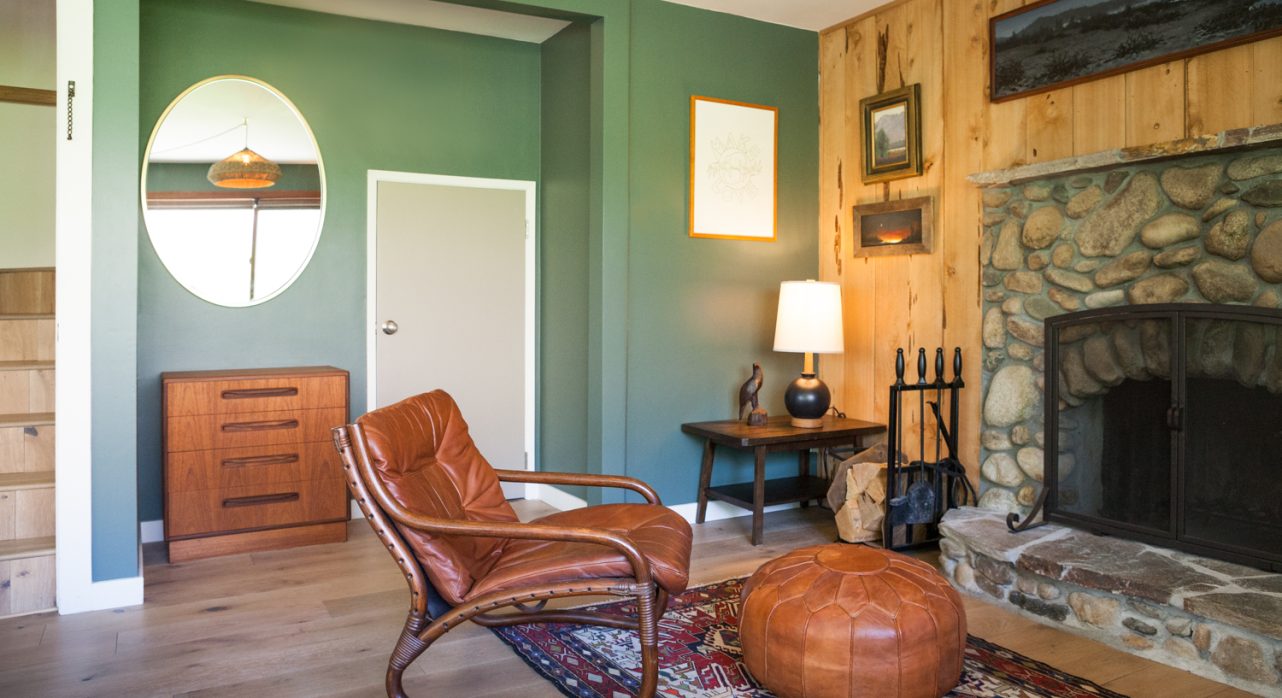 13-Rivers-Edge_Fireplace-Lounge